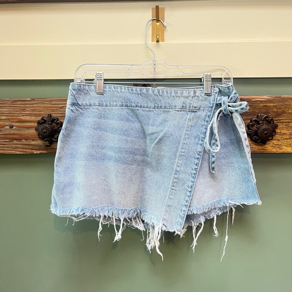 We The Free Free People Light Wash Denim Wrap Skort Size 28 Distressed Fringe